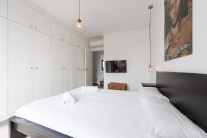 2 bedrooms, iron/ironing board, free WiFi, bed sheets