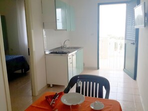 Fridge, stovetop, coffee/tea maker, high chair