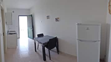 Fridge, stovetop, coffee/tea maker, highchair