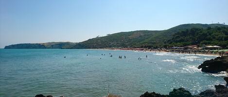En la playa y camastros