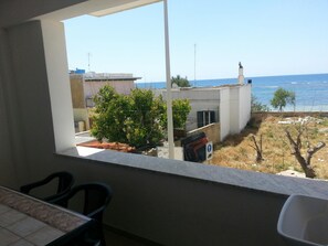 Property grounds - Casa del Sole 2 in Torre Pali, 20 meters from the beach (Torre Pali)