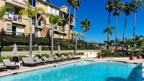 A swimming pool with lounge chairs and palm trees. - ★Sunny Condo 5min from the Beach★ (Laguna Niguel)