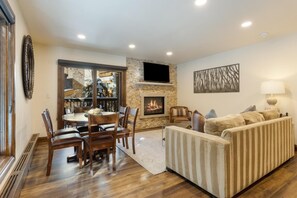 Una televisión, una chimenea