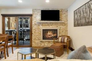 Una televisión, una chimenea