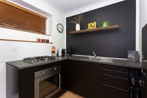 Réfrigérateur, micro-ondes, four, plaque de cuisson