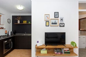 Fridge, microwave, oven, stovetop - Fremantle Heaven Apartment (Fremantle)