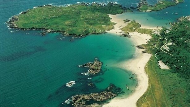 An aerial view of a coastal area with a sandy beach, rocky outcrops, and lush greenery. - Harbour View Snug Apartment | Spectacular Sea Views | Sleeps 2–4 (Caherdaniel)