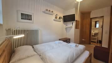 2 slaapkamers, een strijkplank/strijkijzer, gratis wifi, beddengoed