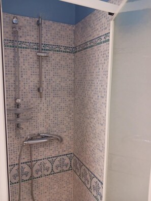 Shower, hair dryer, towels, toilet paper - LES LAURIERS ROSES Beautiful, quiet setting in a Camargue hamlet  (Arles)
