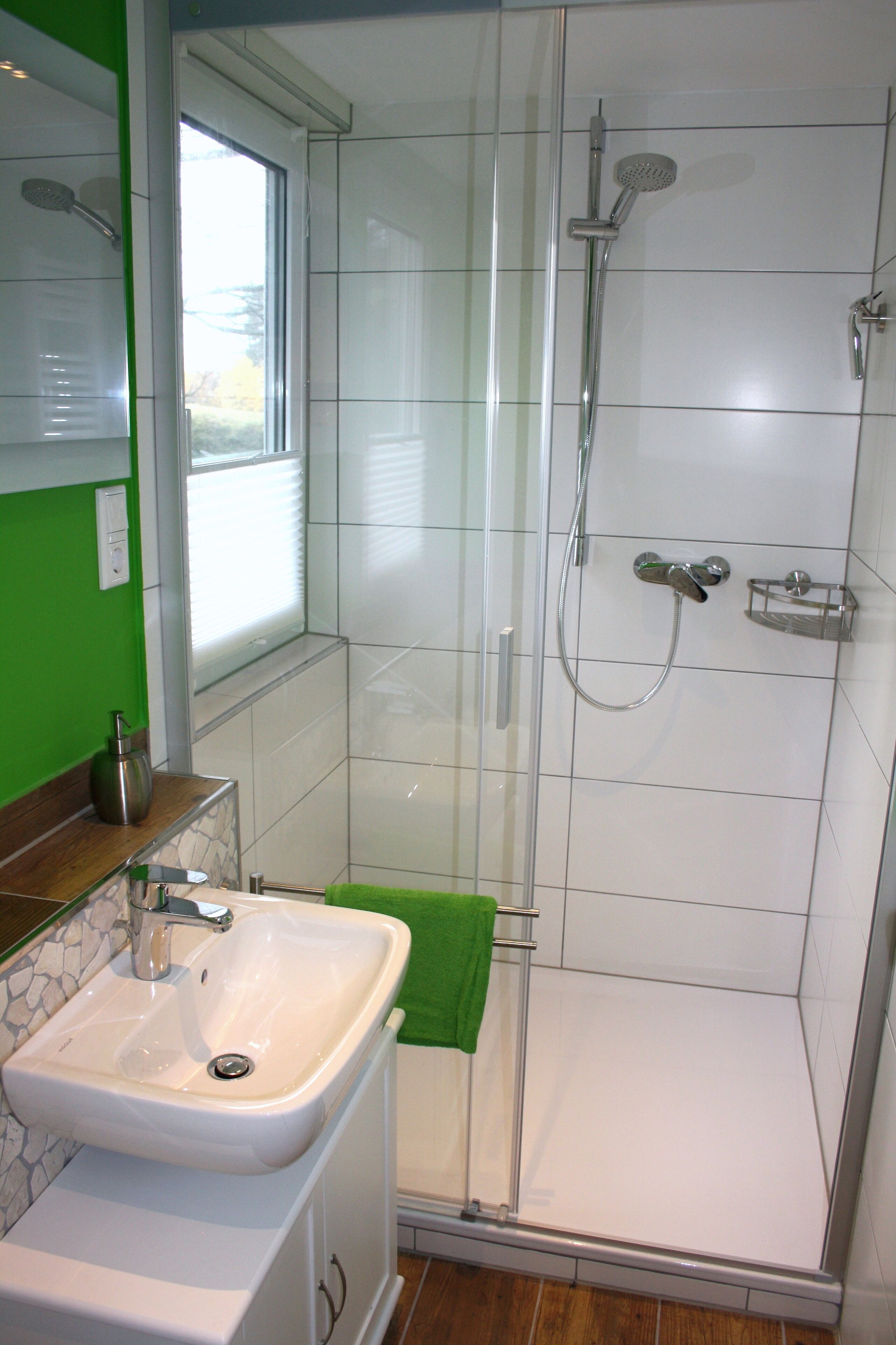 Douche, sèche-cheveux, serviettes fournies, savon