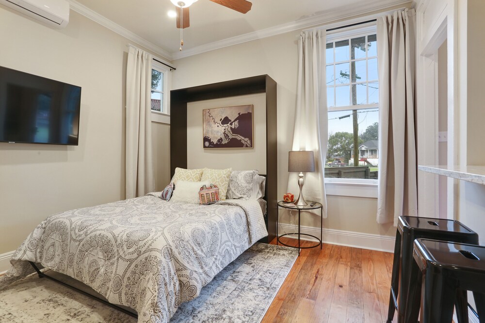Newly renovated apartment across from City Park perect for Jazzfest and weddings