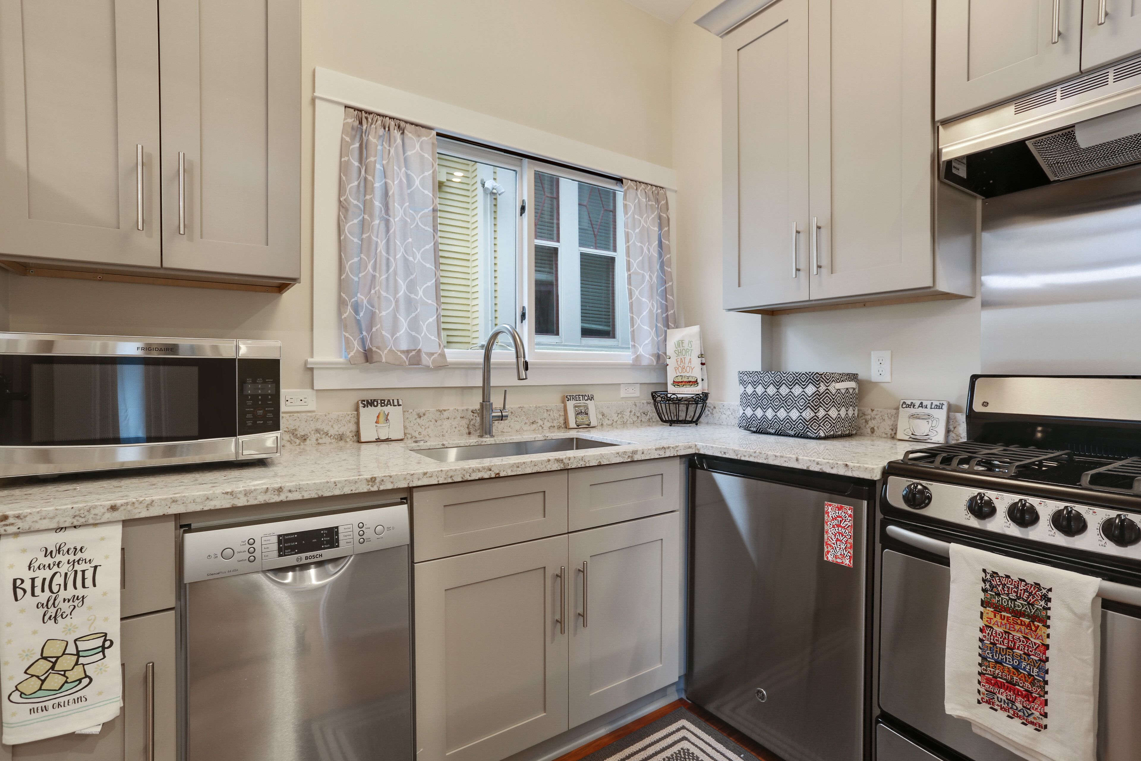 Newly renovated apartment across from City Park perect for Jazzfest and weddings