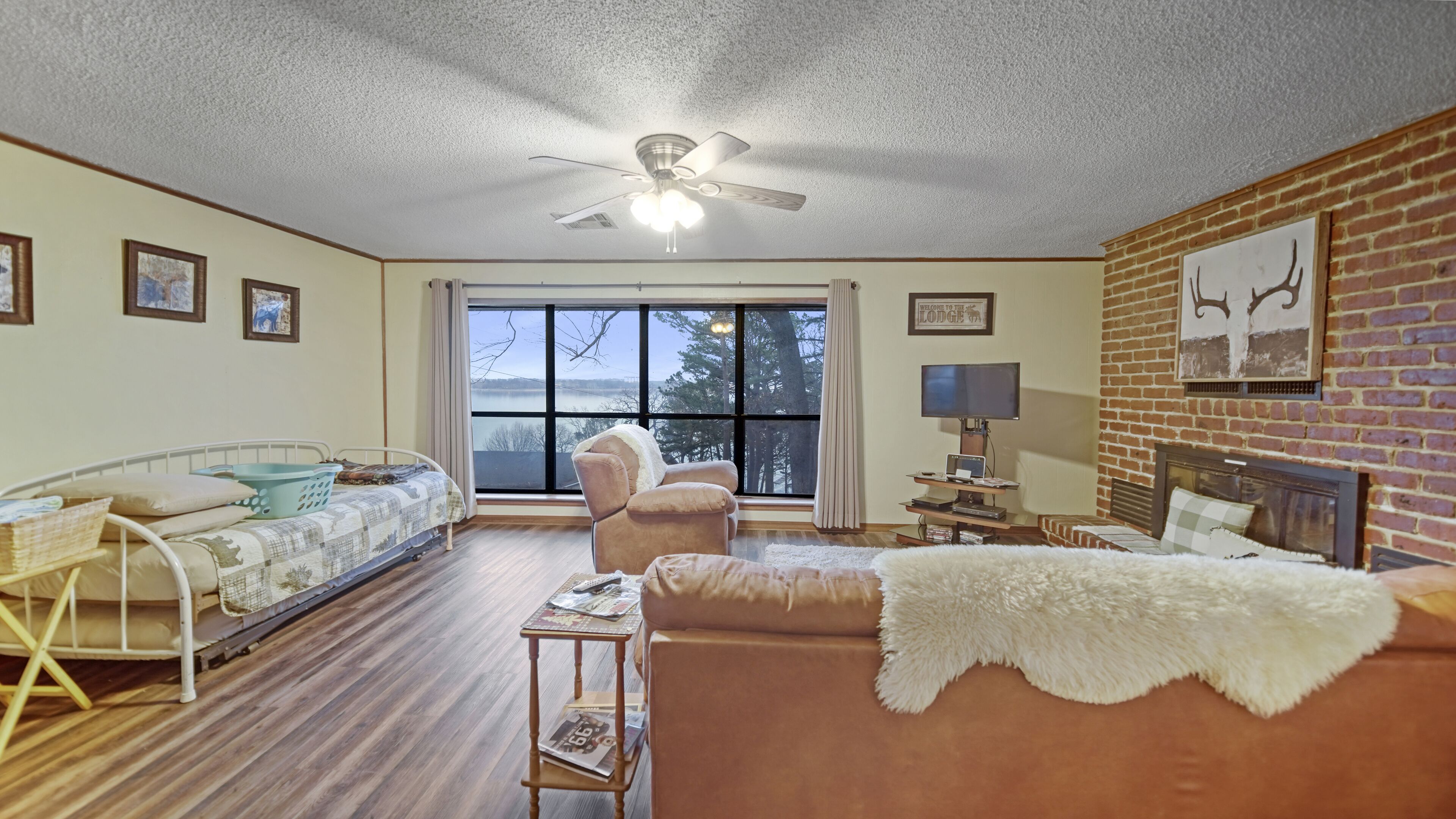 Lake View and Access! - 2 Bdrm, sleeps 6, beautiful lake views!