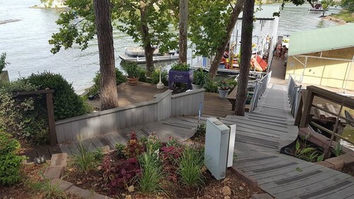 Lake View and Access! - 2 Bdrm, sleeps 6, beautiful lake views!