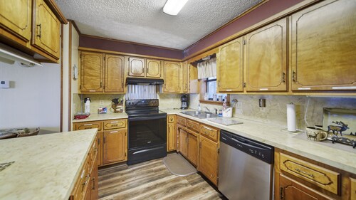 Lake View and Access! - 2 Bdrm, sleeps 6, beautiful lake views!