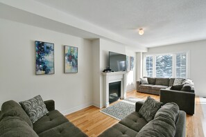 Smart TV, fireplace, stereo