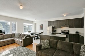 Smart-TV, Kamin, Stereoanlage