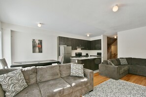 Smart-TV, Kamin, Stereoanlage