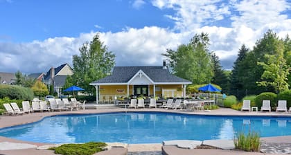 Blue Mountain Executive 3 Bedroom Town Home Sleeps 10 Located, Pool & Shuttle