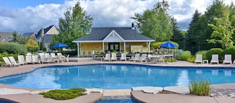Blue Mountain Executive 3 Bedroom Town Home Sleeps 10 Located, Pool & Shuttle
