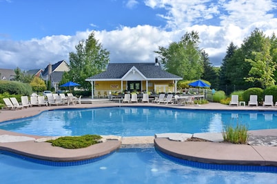 Blue Mountain Executive 3 Bedroom Town Home Sleeps 10 Located, Pool & Shuttle