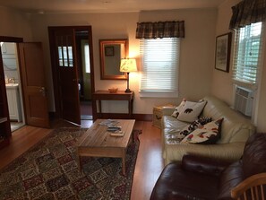 Televisie, een dvd-speler en boeken