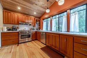 Fridge, microwave, oven, stovetop - Lost Coast Cottage Petrolia (Humboldt County)