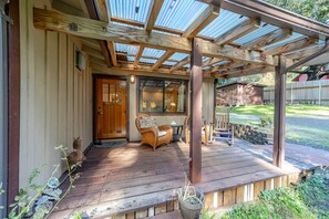 Terrace/patio - Lost Coast Cottage Petrolia (Humboldt County)