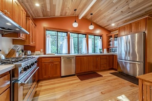 Fridge, microwave, oven, stovetop - Lost Coast Cottage Petrolia (Humboldt County)