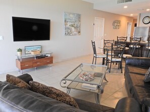 Een smart-tv, een dvd-speler, boeken en een filmbibliotheek