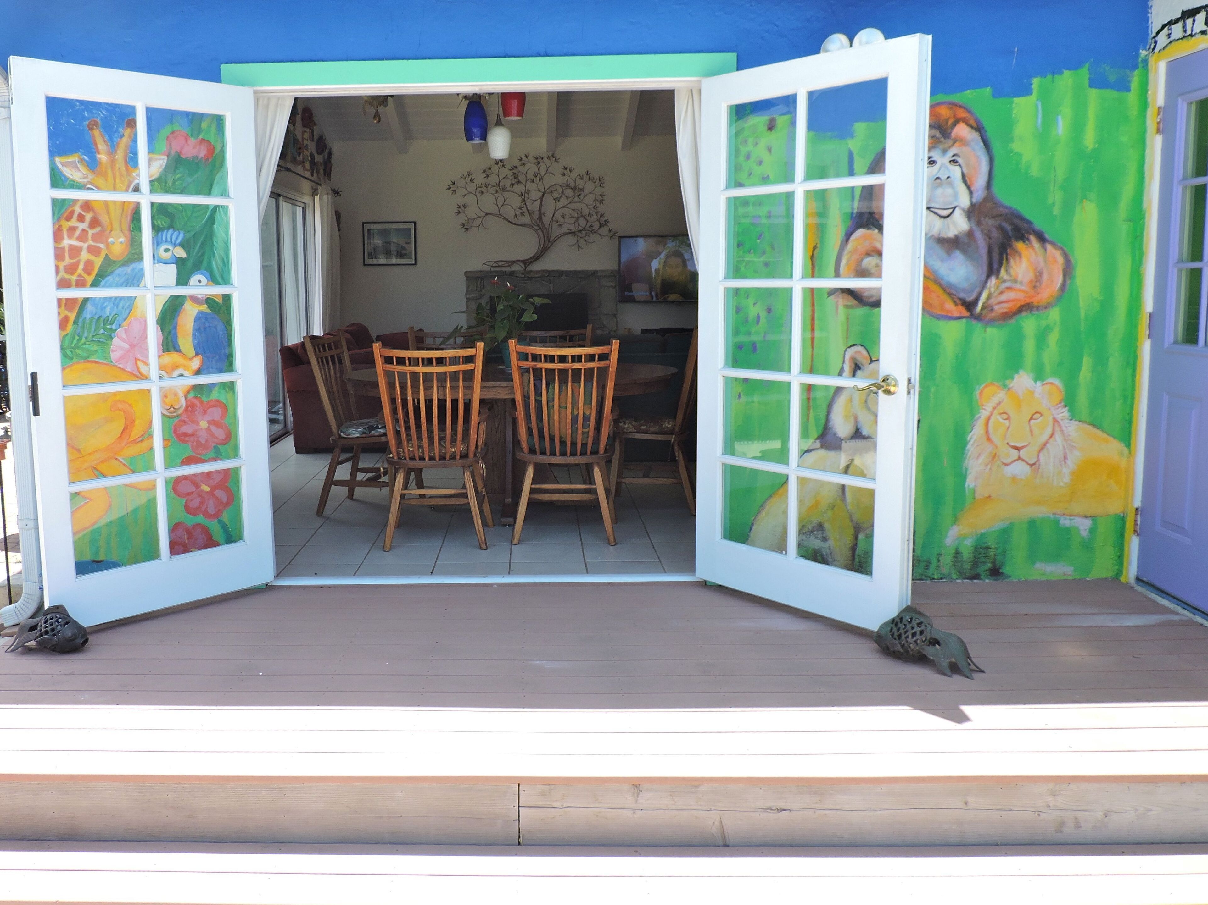 A Colorful Bungalow For L.A. Adventure, Close To The Beaches & Freeway