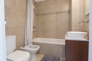 Apartment, 1 Queen-Bett und Schlafsofa, Nichtraucher | Badezimmer | Duschwanne, Bidet, Handtücher, Seife