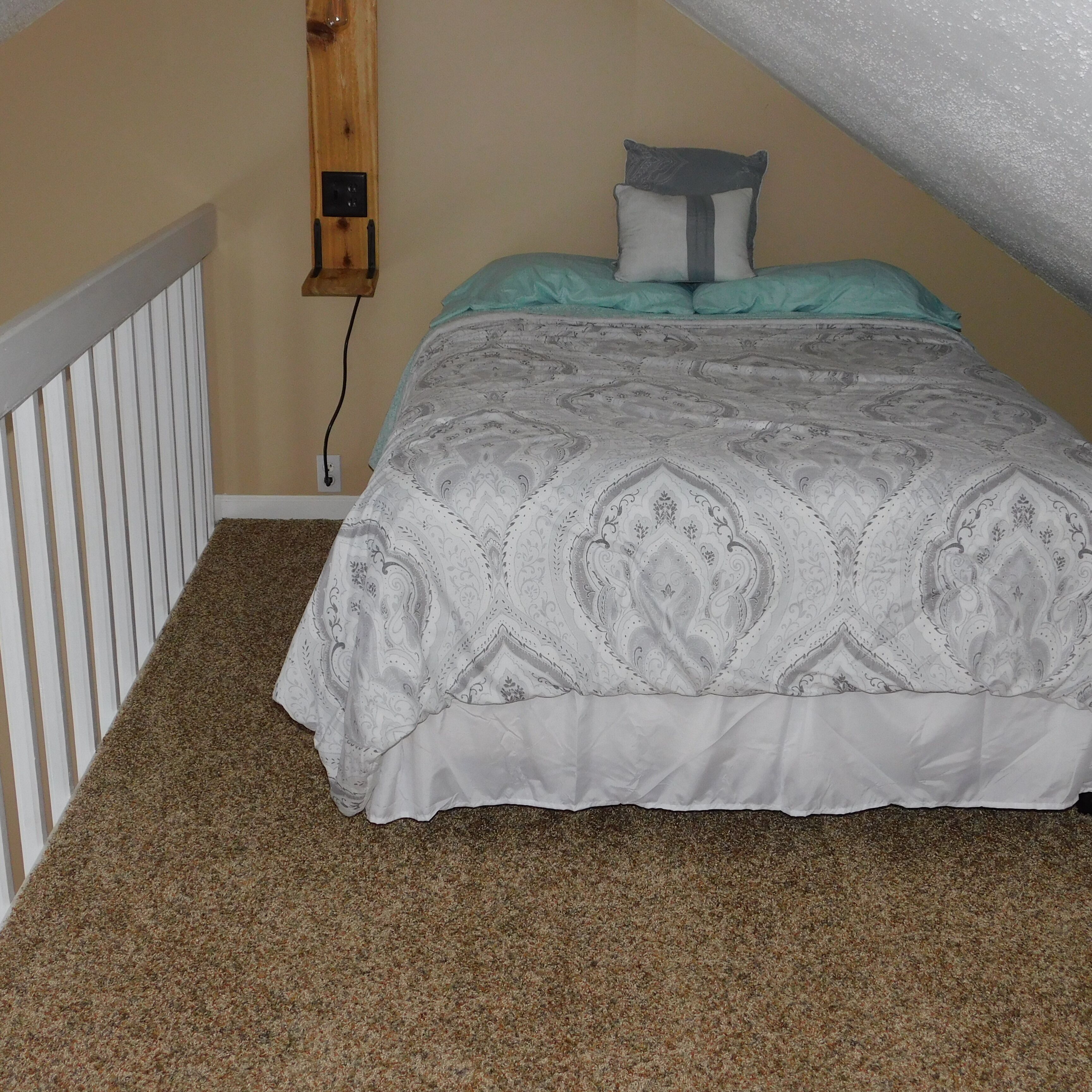 Quiet, Cozy Cottage moments from downtown Traverse City, hiking, ski, water