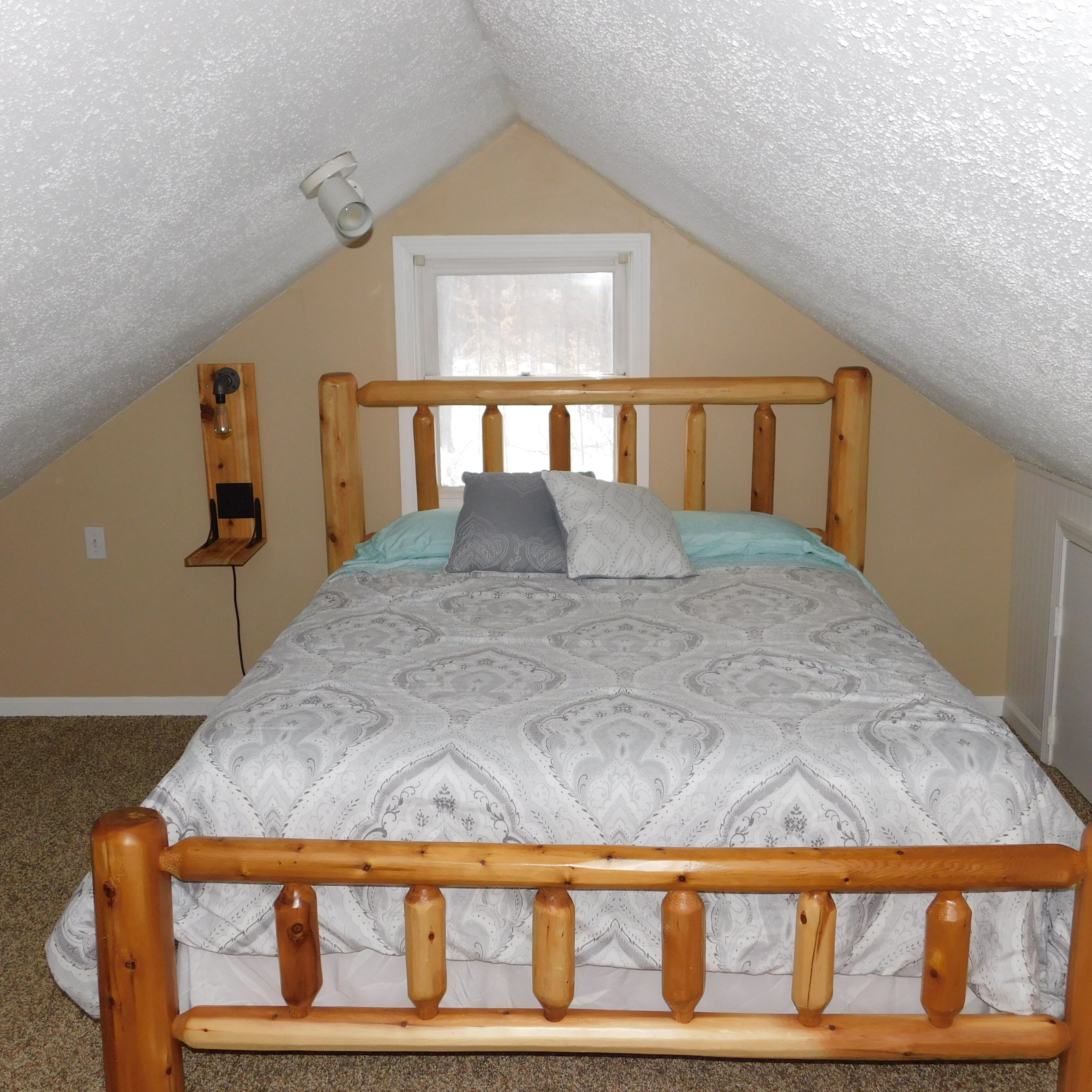 Quiet, Cozy Cottage moments from downtown Traverse City, hiking, ski, water