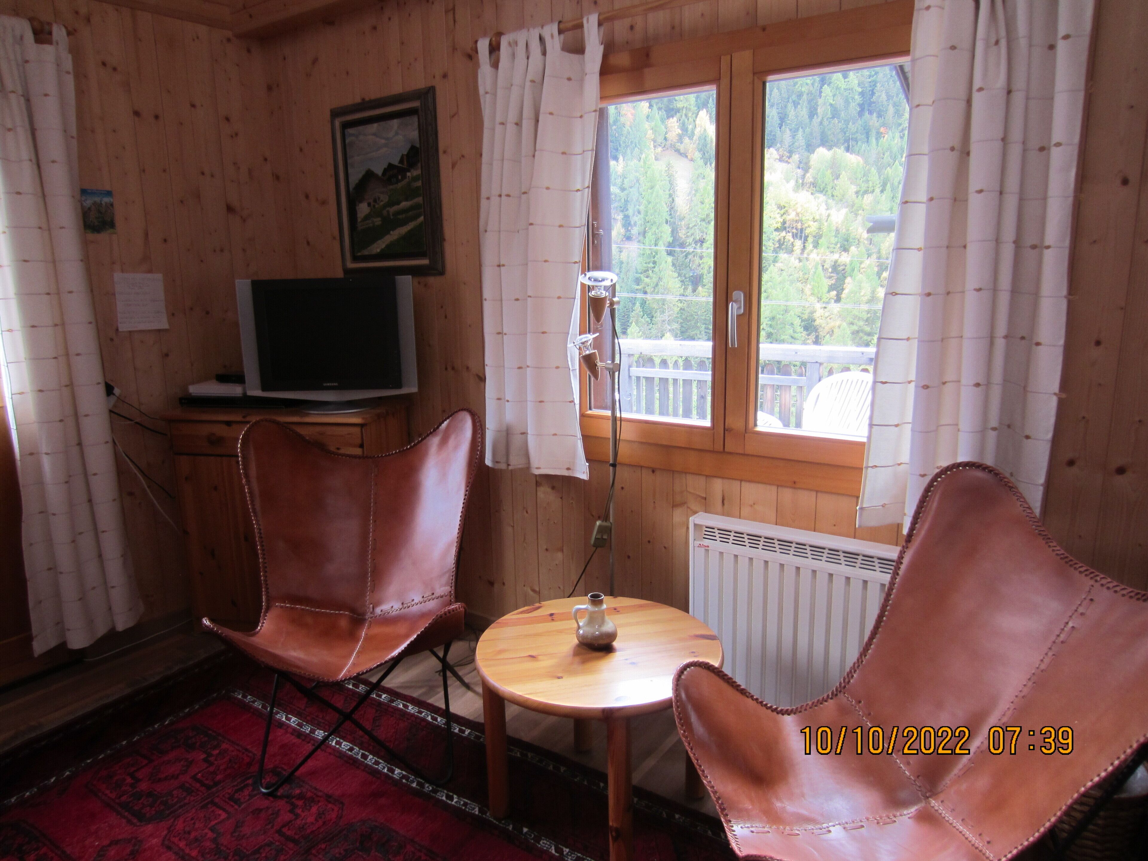 Fernseher, DVD-Player, Bücher, Stereoanlage