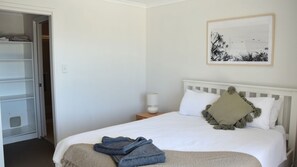 3 bedrooms, internet, bed sheets