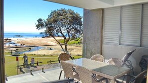 Outdoor dining - Waterford Apartment 3 - Bring your own linen (South West Rocks)