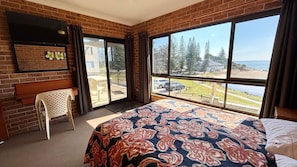 3 bedrooms, WiFi - Main Beach 1 - beachfront (South West Rocks)
