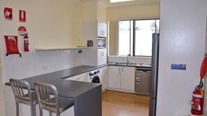 Dishwasher - Endless Summer walk to the beach (SOUTH WEST ROCKS)