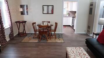 TV connectée, cheminée, livres