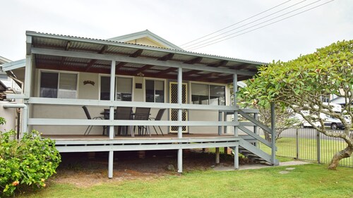 Sunshine Cottage - walk to the beach