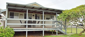 Sunshine Cottage - walk to the beach - Bring your own linen