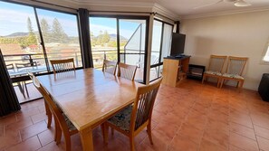 Dining - Paragon Apartment 8 - walk to the beach (South West Rocks)