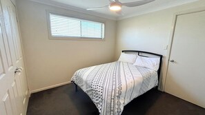 3 bedrooms - Paragon Apartment 8 - walk to the beach (South West Rocks)
