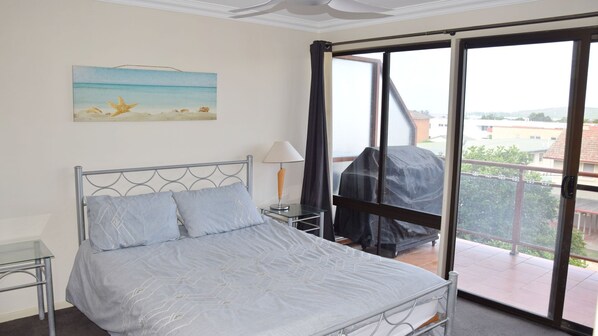 3 bedrooms - Paragon Apartment 8 - walk to the beach (South West Rocks)