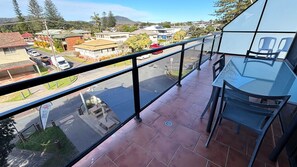 Outdoor dining - Paragon Apartment 8 - walk to the beach (South West Rocks)