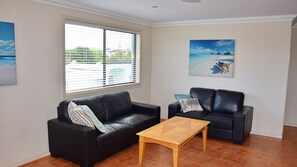 TV, DVD player - Paragon Apartment 8 - walk to the beach (South West Rocks)