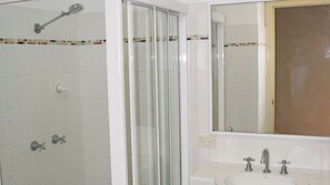 シャワー、トイレットペーパー