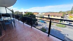 Outdoor dining - Paragon Apartment 8 - walk to the beach (South West Rocks)
