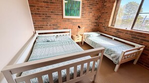 3 bedrooms - Seaview Townhouse 2 - walk to the beach - Bring your own linen (SOUTH WEST ROCKS)